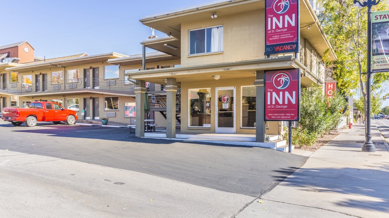 The Inn hotel located in St. George sold by NAI